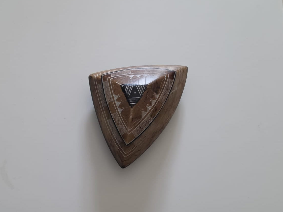Boîte à bijoux & Vide-poche gravée triangulaire en Talc du Niger