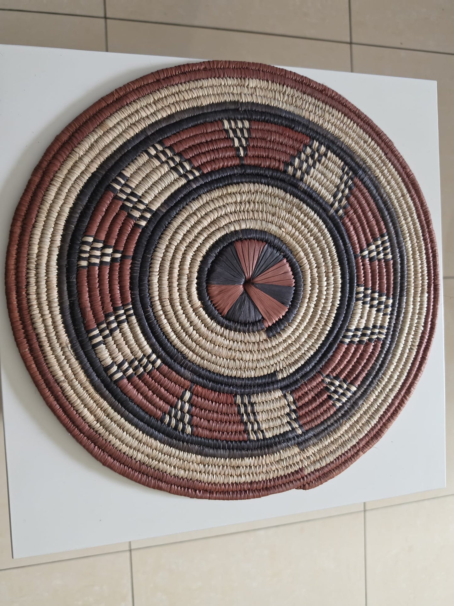 Set de table / Dessous de plat tressé 33 cm – Motifs Géométriques Terracotta & Ébène