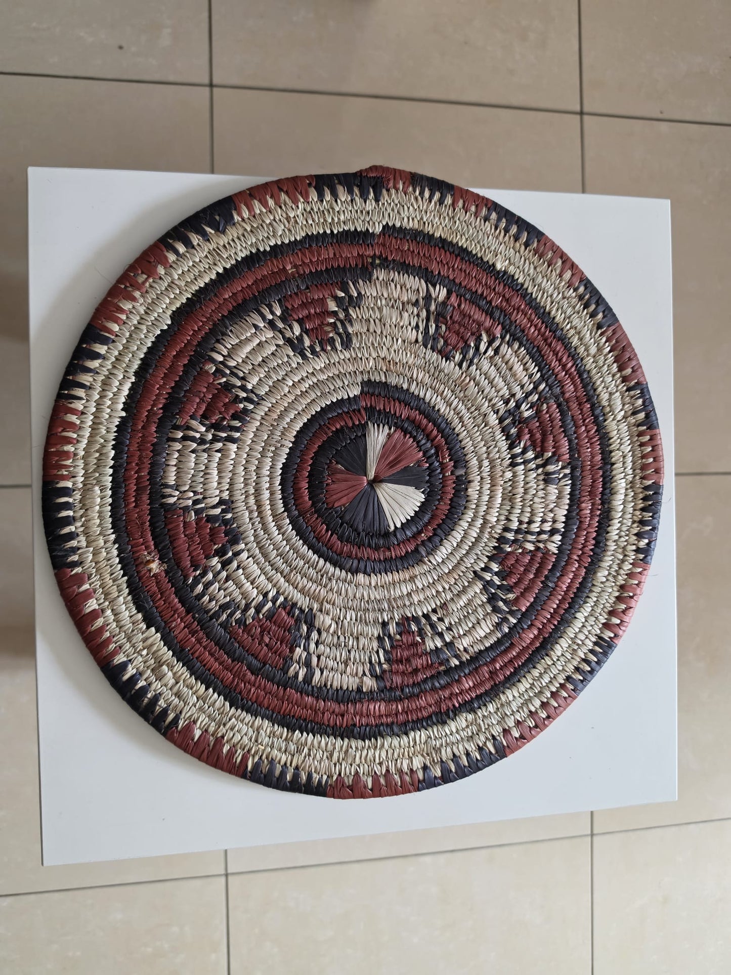 Set de table / Dessous de plat tressé 33 cm – Motifs Géométriques Terracotta & Ébène