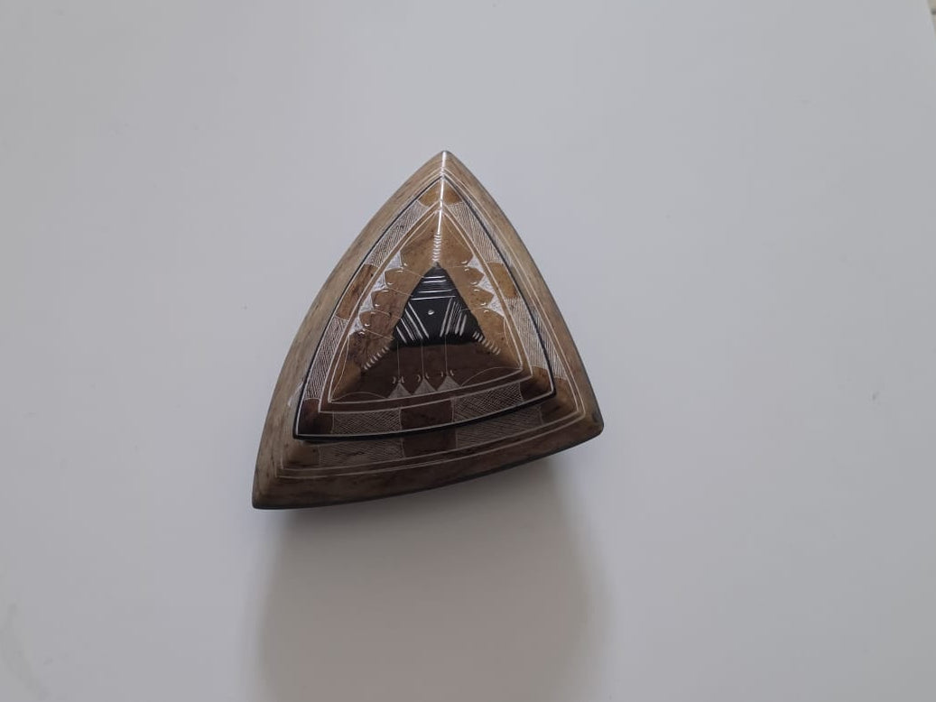 Boîte à bijoux & Vide-poche gravée triangulaire en Talc du Niger